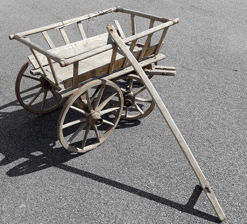 Chariot en bois à rénover