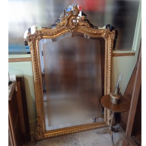 Miroir biseauté cadre doré Louis XV