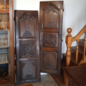 Portes d'armoires anciennes sculptées