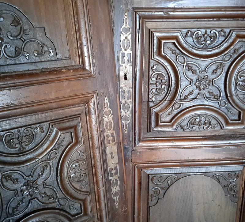 Portes d'armoires anciennes sculptées