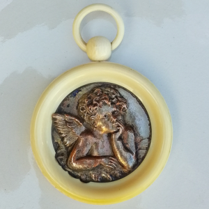 Médaille de berceau ou « Ange de berceau » en métal argenté